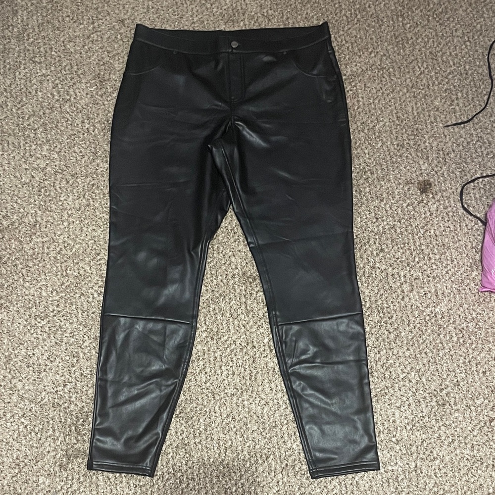 HUE Women's faux leather black pants